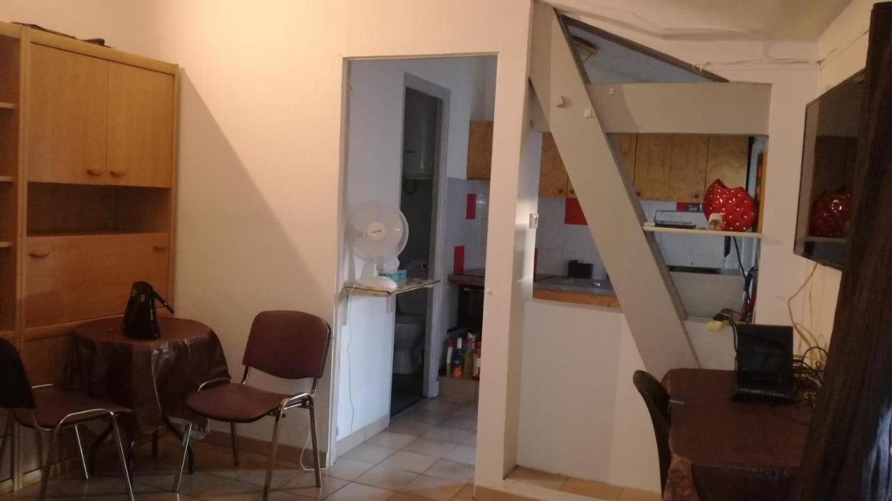 1 Piece A Deux Pas De La Et A 10min Du Centre Et La Gare 15 Minutes De L'aeroport Lejlighed